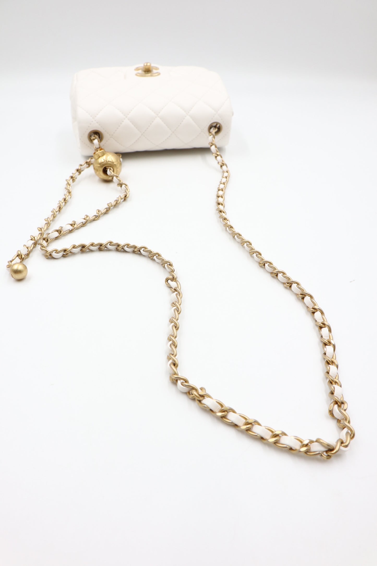 Chanel 白色金球方胖子/ Rank SA 251120003