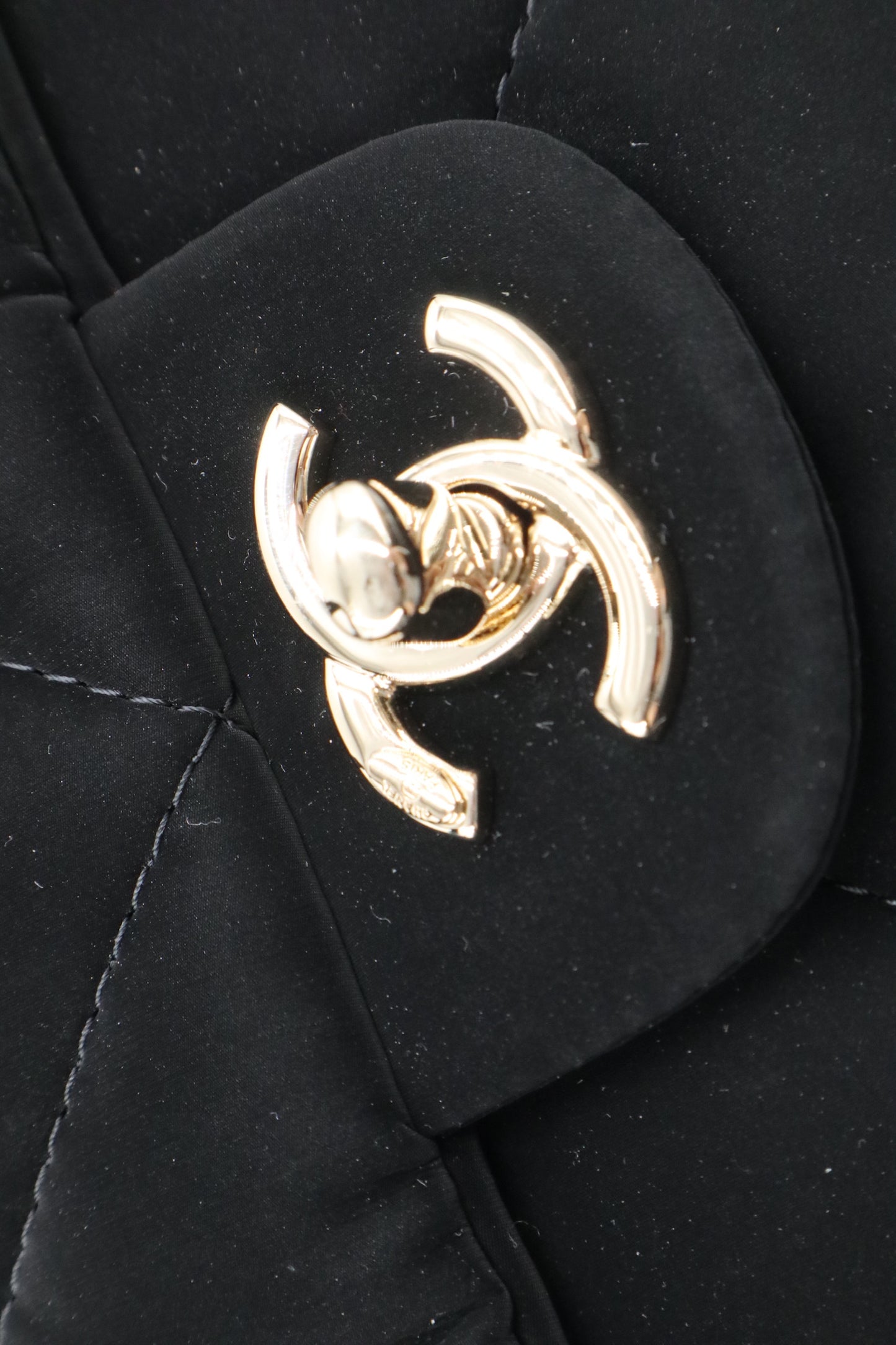Chanel 黑金尼龍滑雪包 / Rank SA 251105001