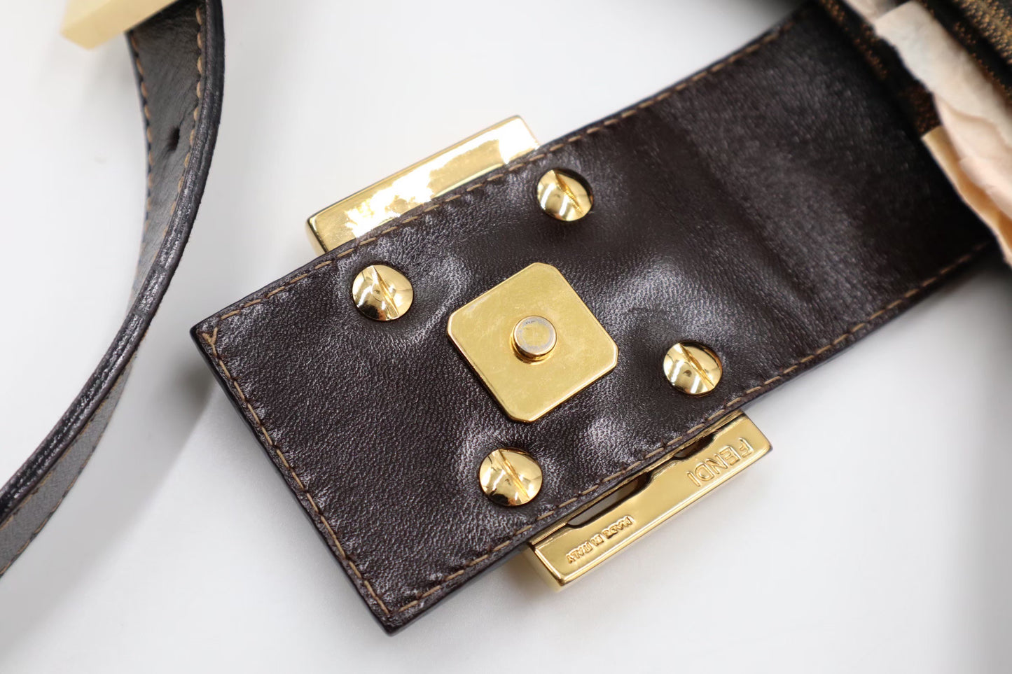 Fendi 牛角腋下包/Rank A S25102301