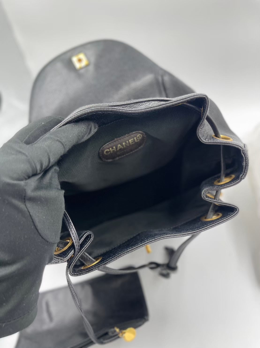 Chanel 魚子醬金釦Logo 後背包 / Rank A