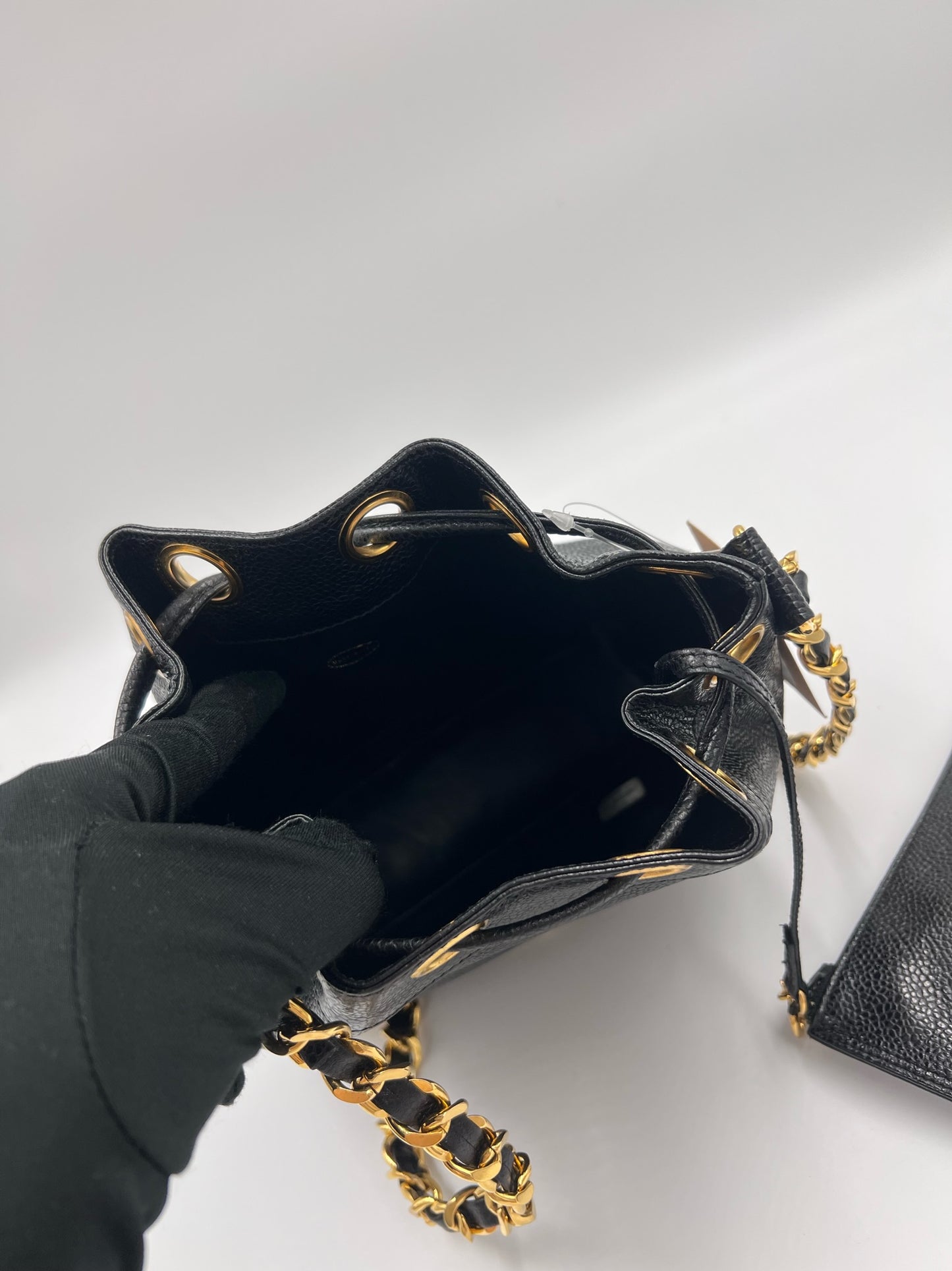 Chanel 黑色金球水桶包 / Rank SA