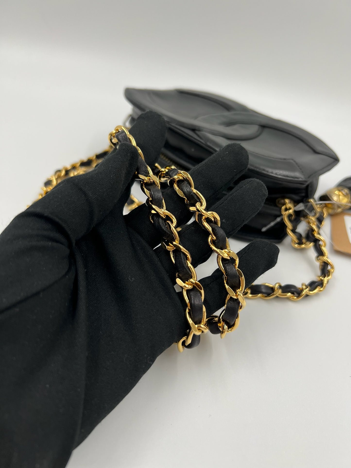 Chanel 浮雕Logo流蘇相機包 / Rank SA