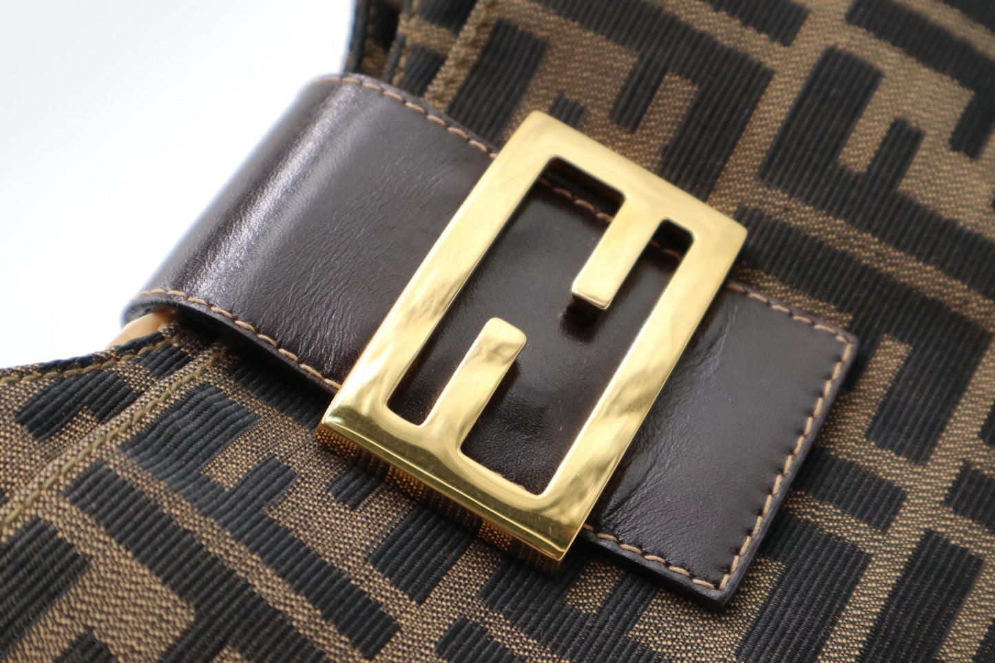 Fendi 牛角腋下包/Rank A S25102301