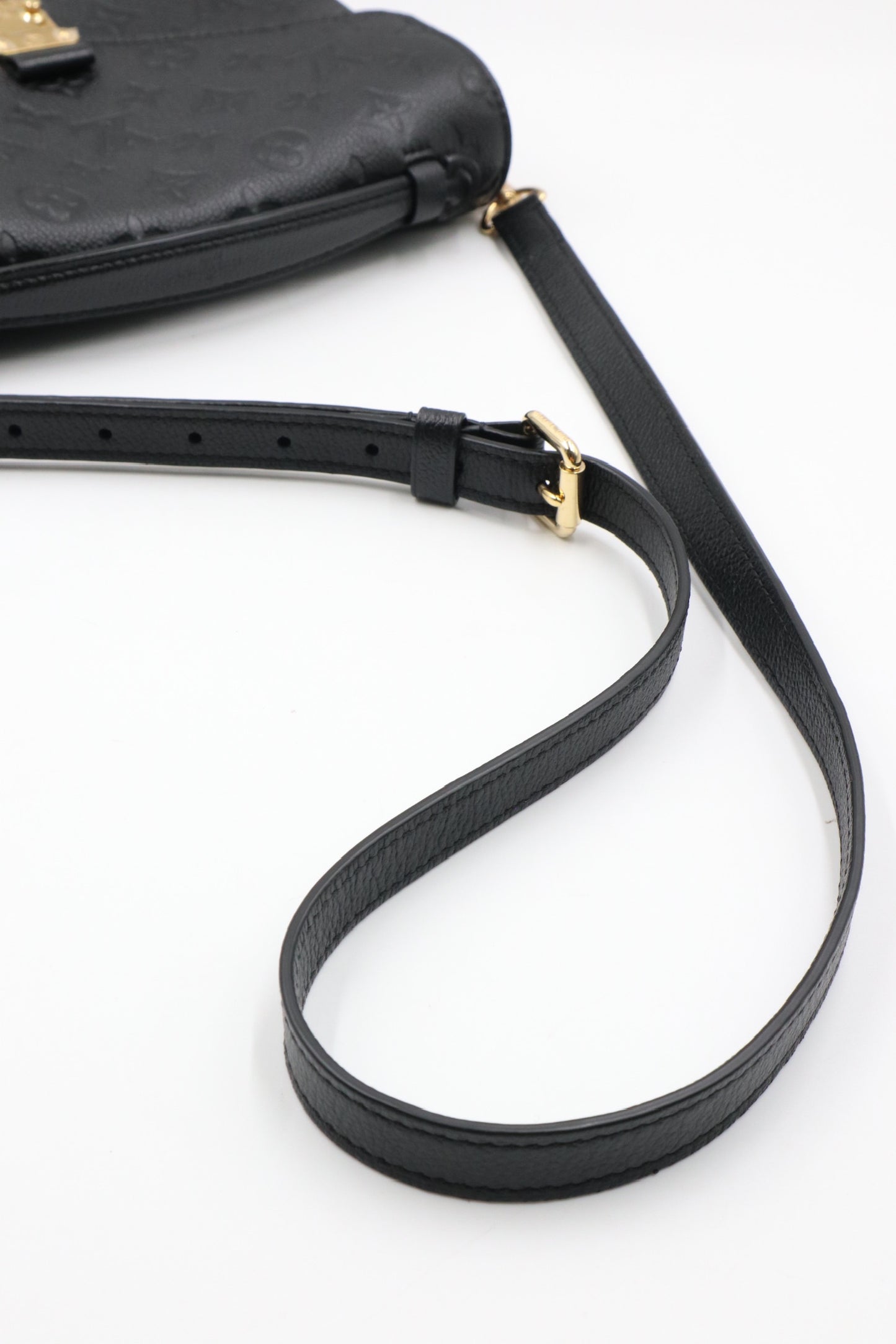 Louis Vuitton 牛皮壓紋金釦郵差包 黑色 / Rank SA 251106002