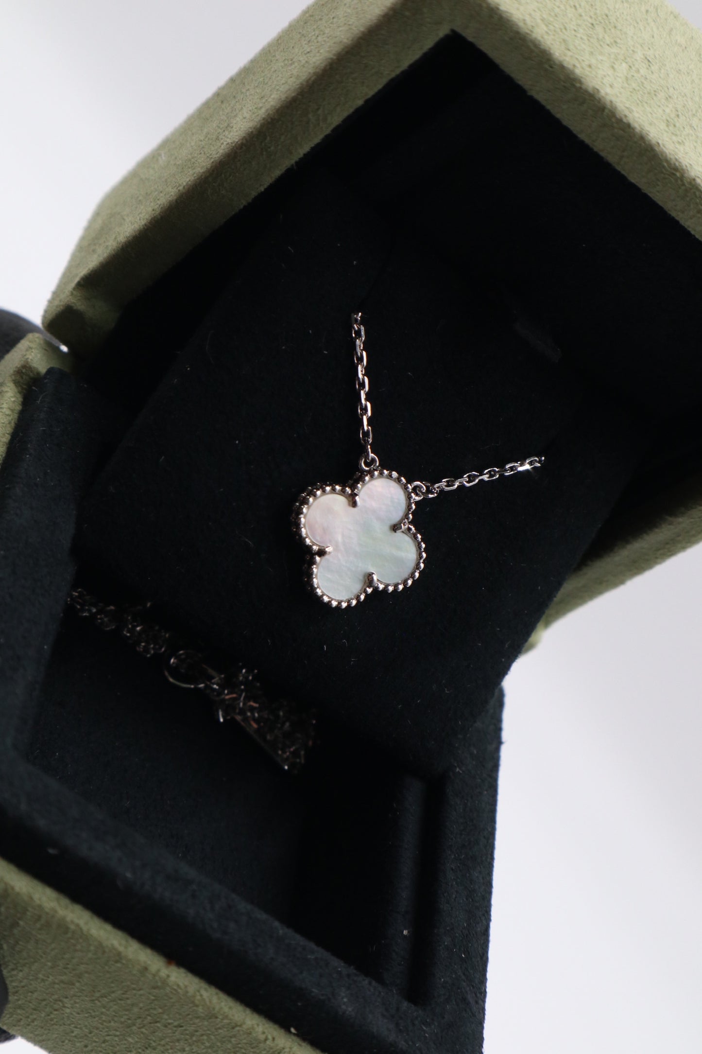 VCA 白K珍珠母貝墜飾 Necklace / Rank SA251027001
