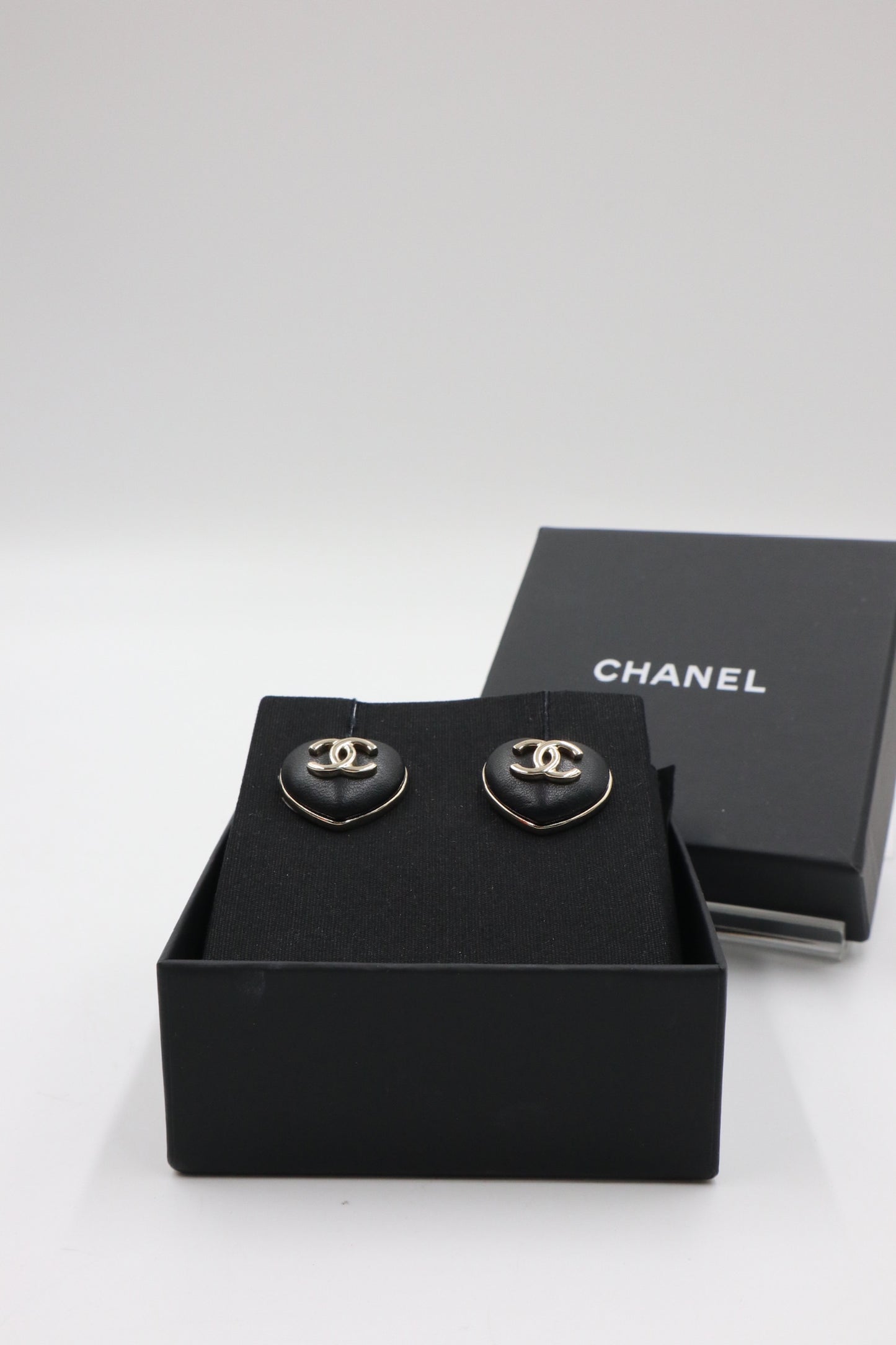 Chanel Earrings 黑金羊皮愛心耳環/ Rank SA 251027002