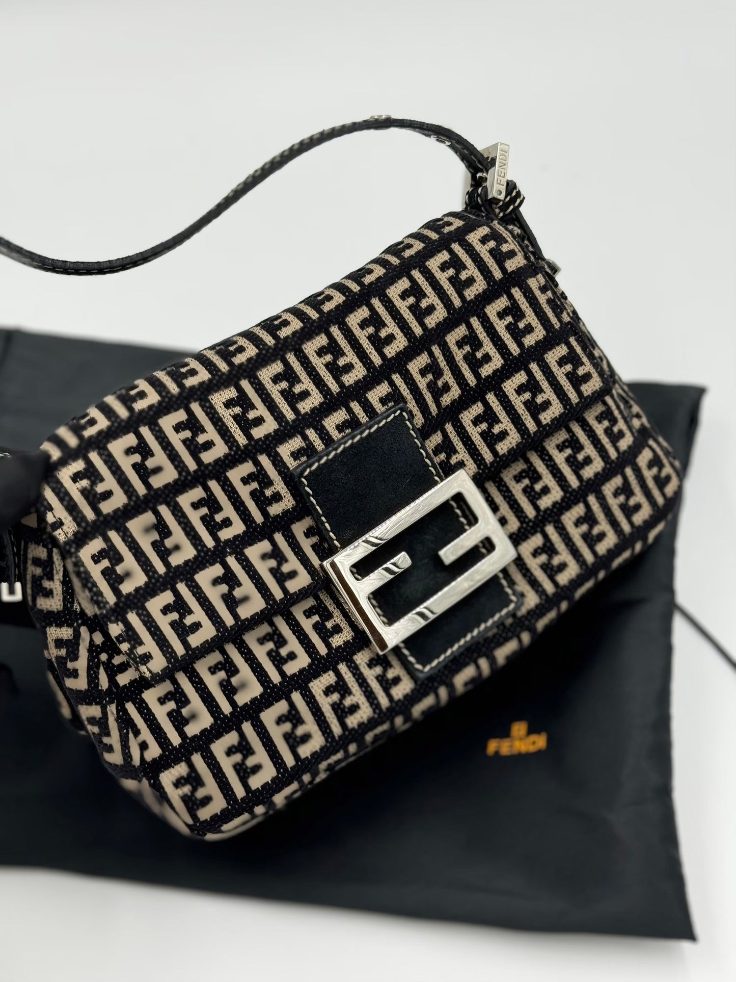 Fendi 米色老花小胖丁 / Rank SA