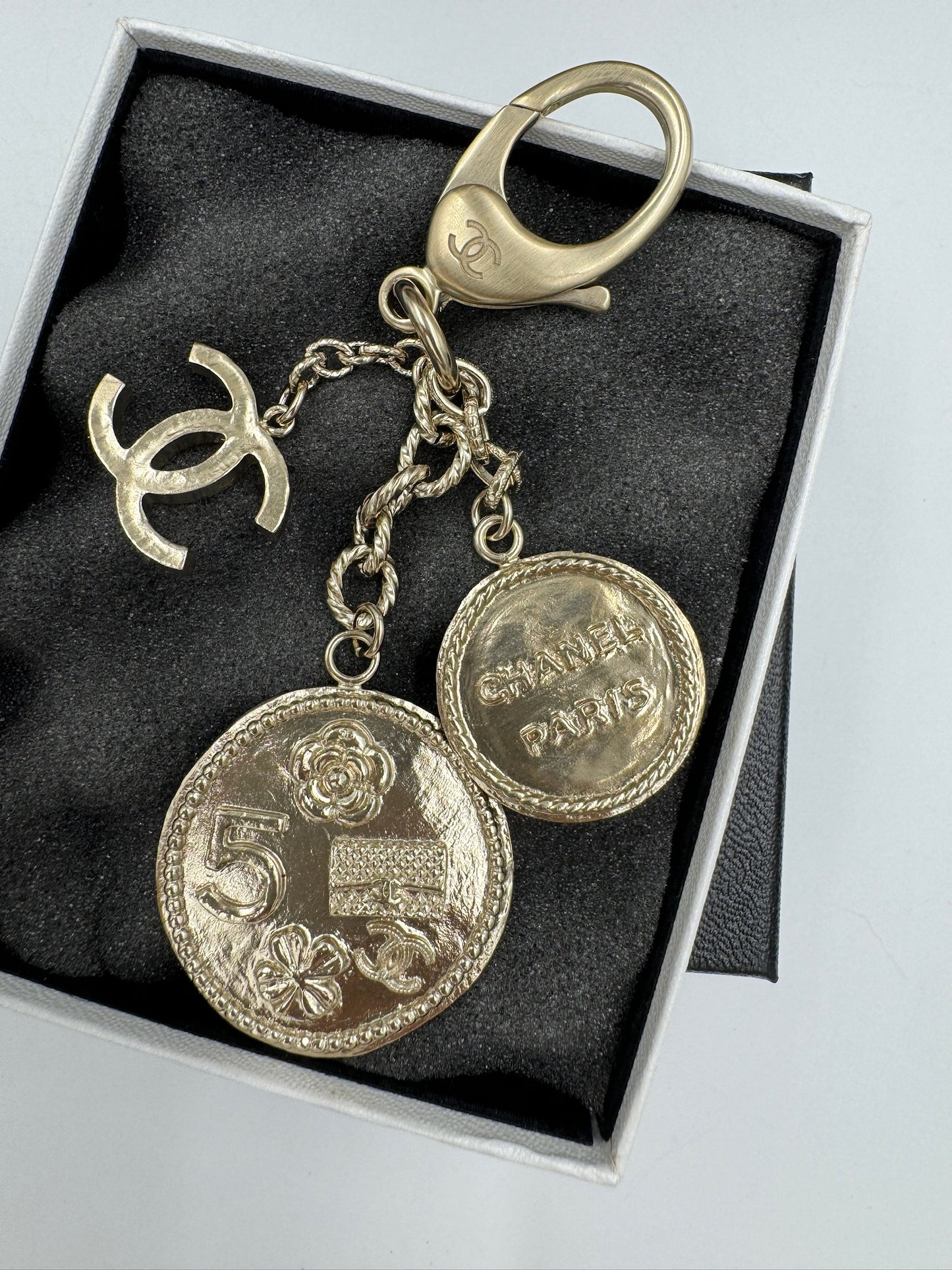 Chanel Pendant Gold / Rank N