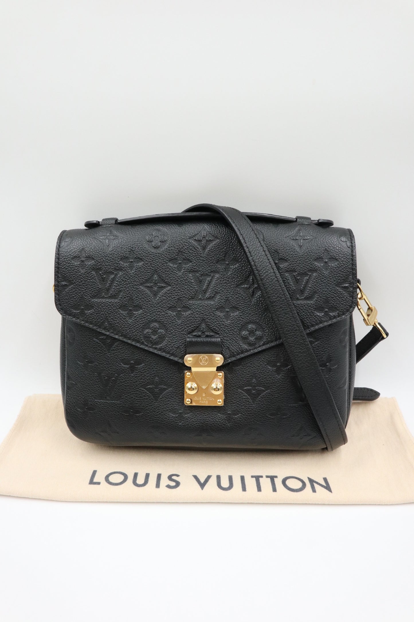 Louis Vuitton 牛皮壓紋金釦郵差包 黑色 / Rank SA 251106002