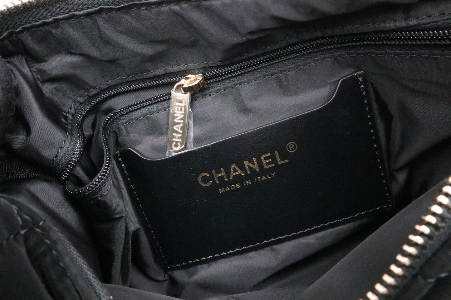 Chanel 黑金尼龍滑雪包 / Rank SA 251105001