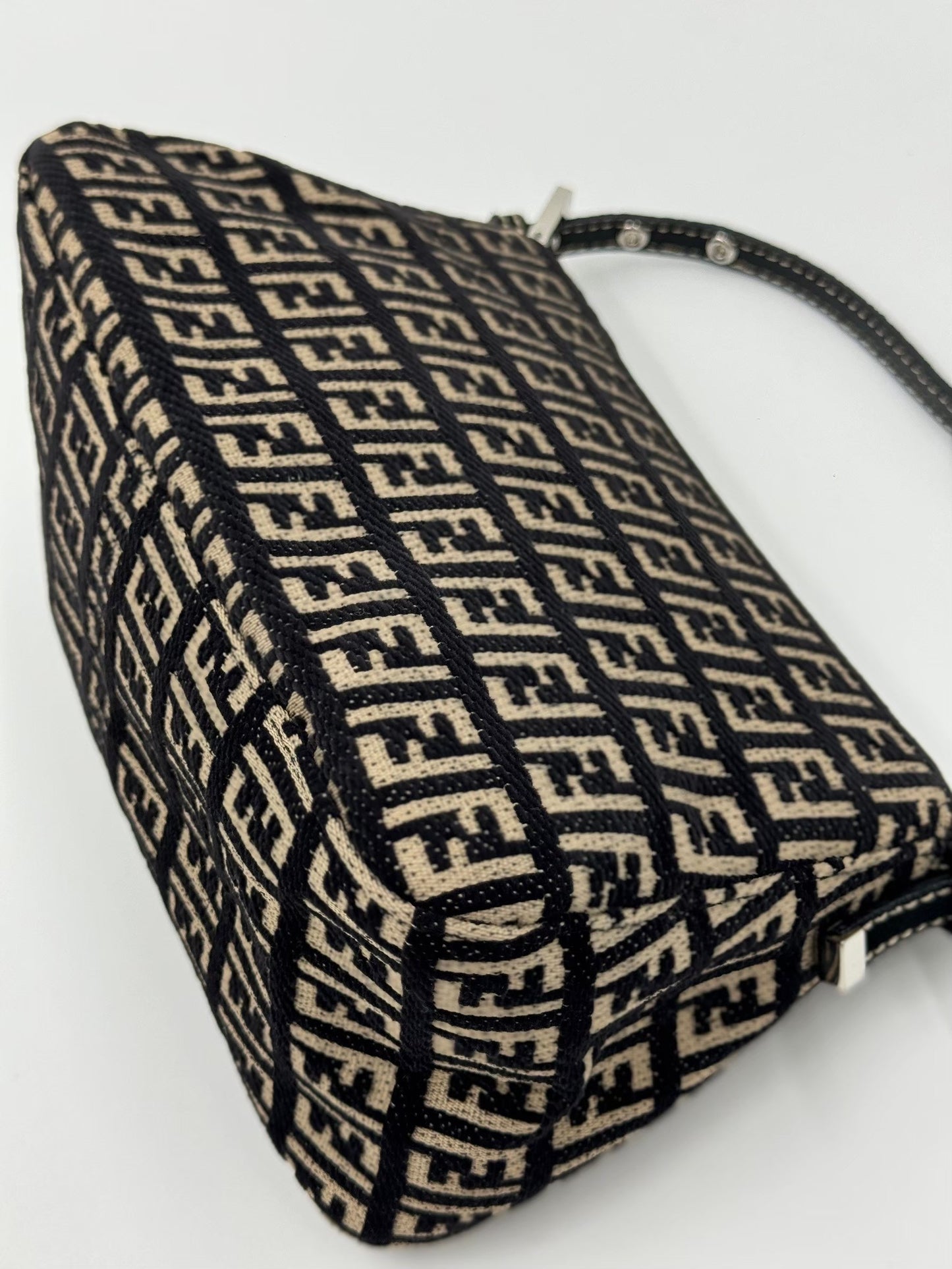 Fendi 米色老花小胖丁 / Rank SA