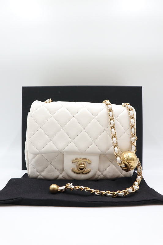 Chanel 白色金球方胖子/ Rank SA 251120003