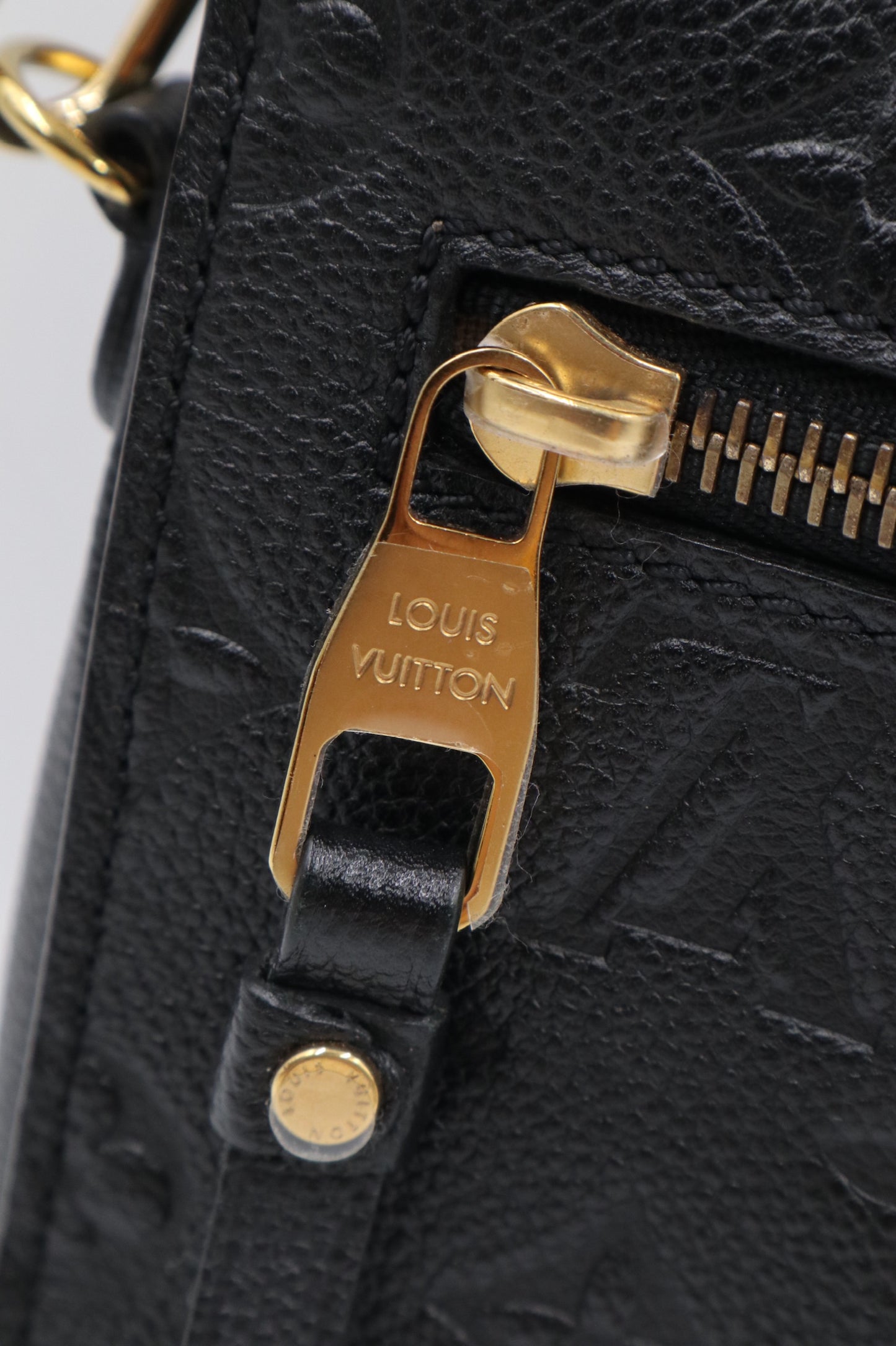 Louis Vuitton 牛皮壓紋金釦郵差包 黑色 / Rank SA 251106002