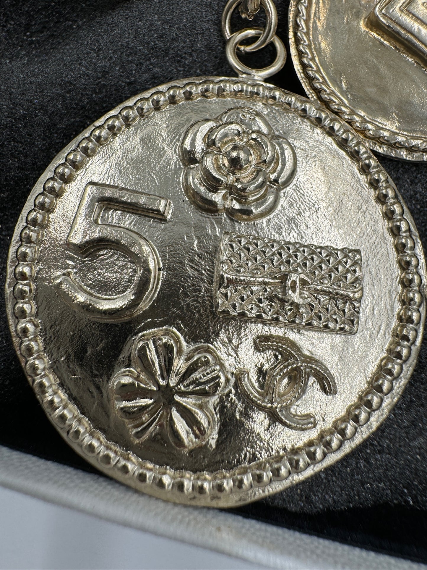 Chanel Pendant Gold / Rank N