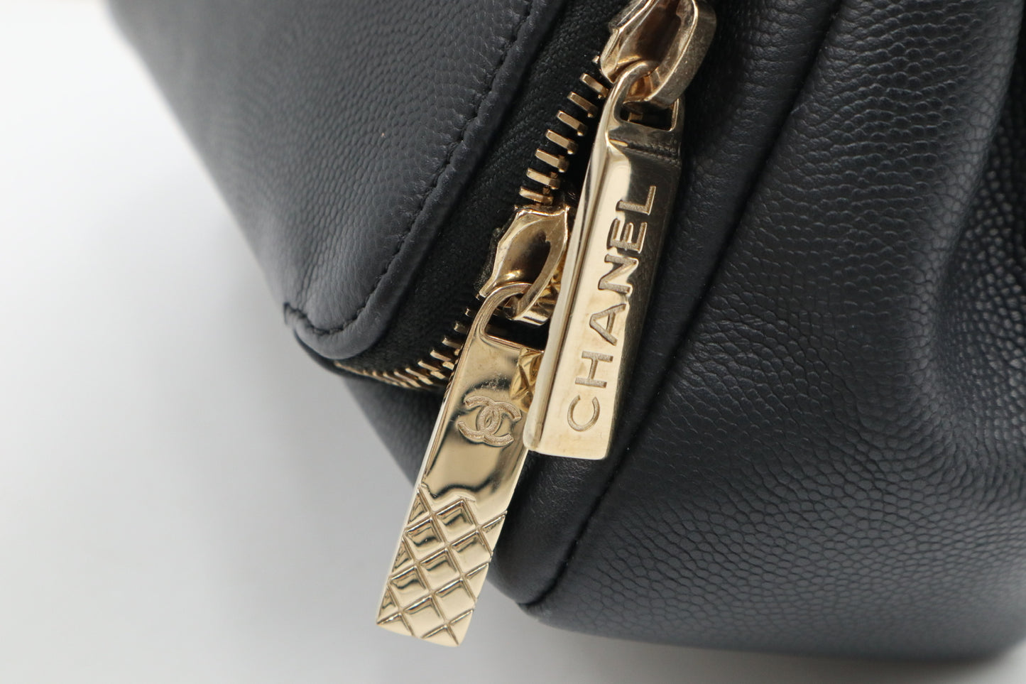 Chanel 黑金小號郵差包 / Rank SA 251106001