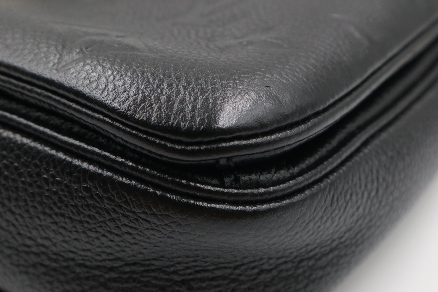Louis Vuitton 牛皮壓紋金釦郵差包 黑色 / Rank SA 251106002