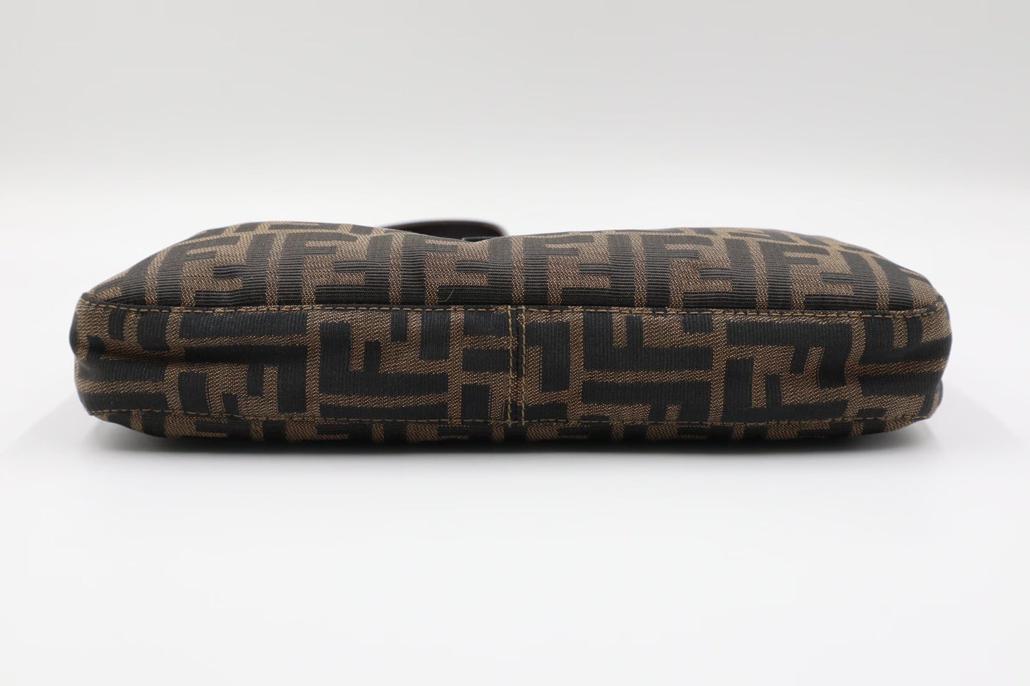 Fendi 牛角腋下包/Rank A S25102301