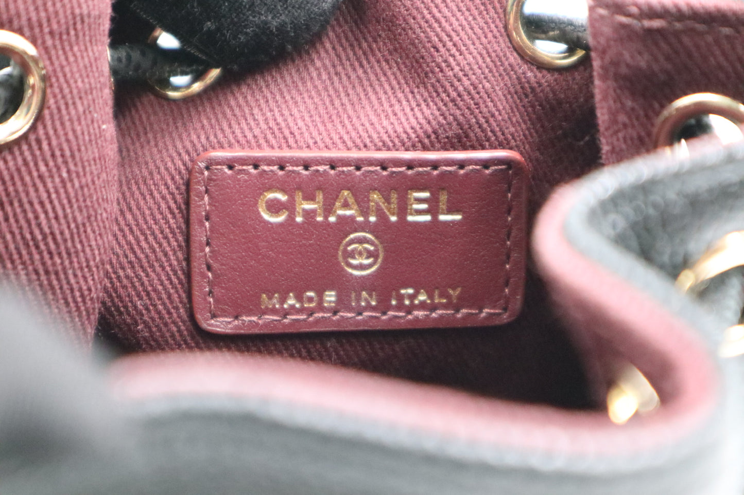 Chanel 黑金魚子醬淡金釦後背包 / Rank SA 251018001