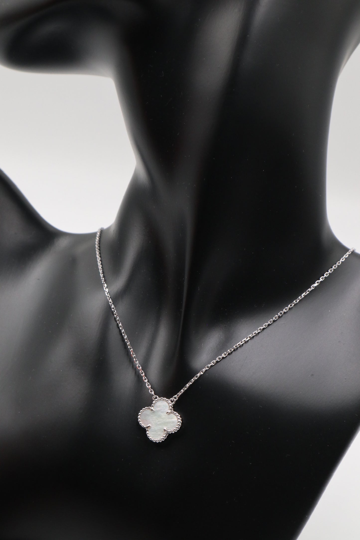 VCA 白K珍珠母貝墜飾 Necklace / Rank SA251027001