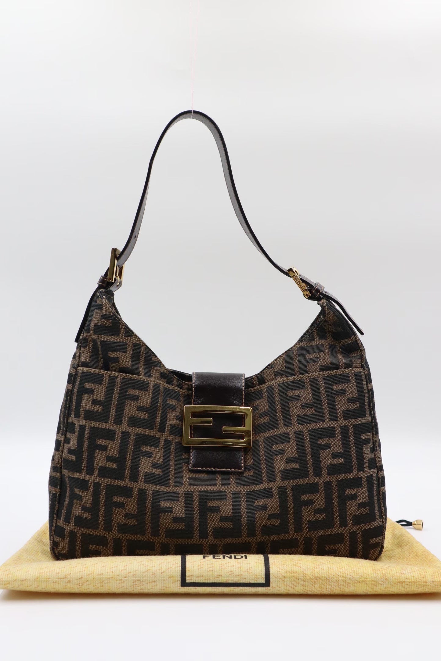 Fendi 牛角腋下包/Rank A S25102301