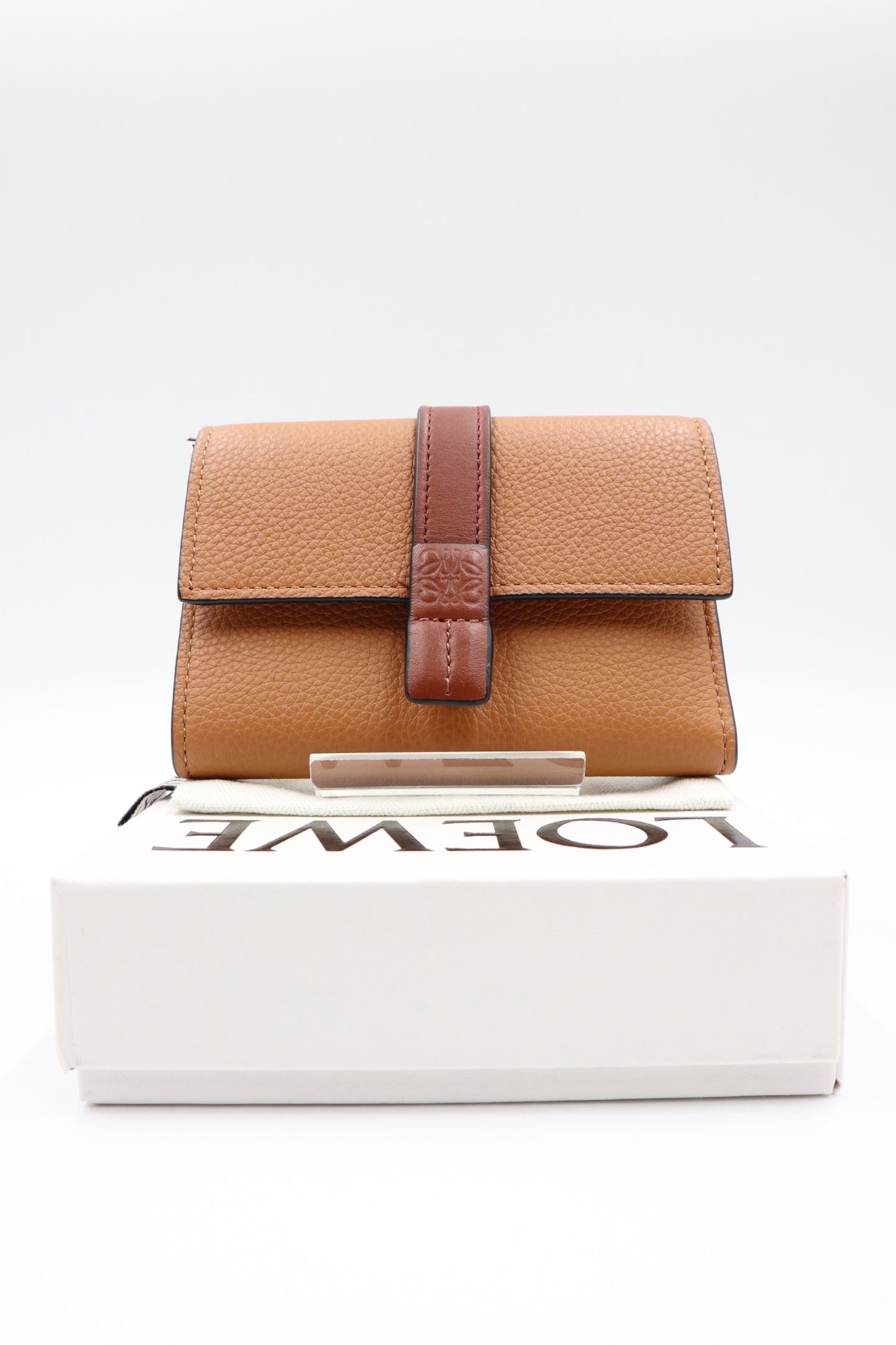 Loewe 焦糖色小牛皮三折短夾 / Rank SA 251126002