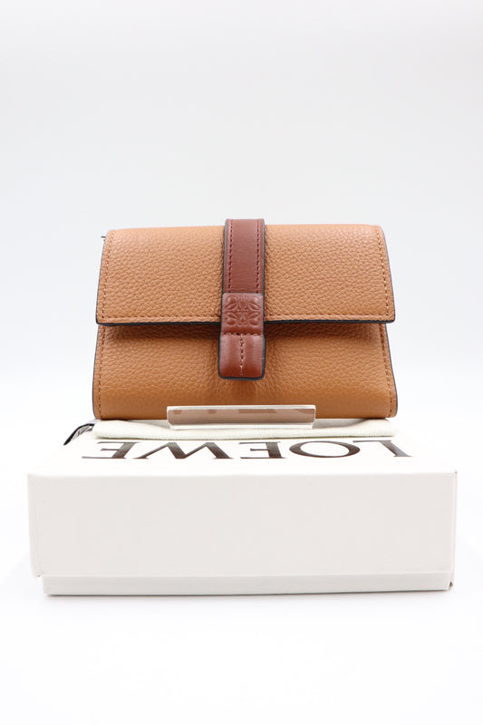 Loewe 焦糖色小牛皮三折短夾 / Rank SA 251126002