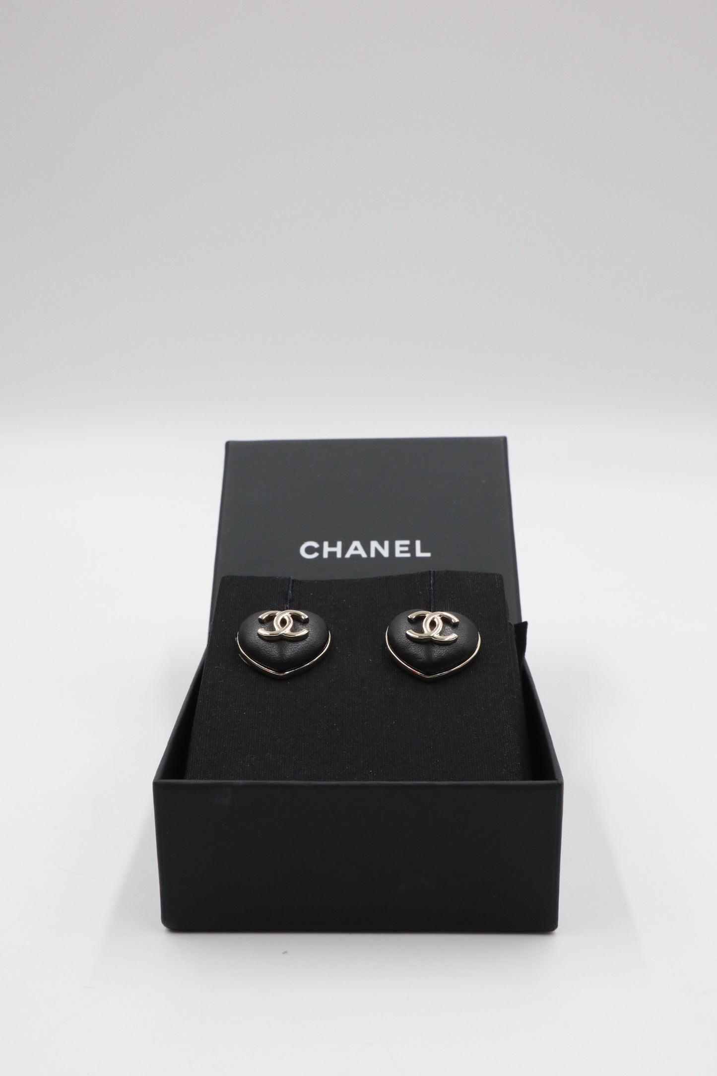 Chanel Earrings 黑金羊皮愛心耳環/ Rank SA 251027002