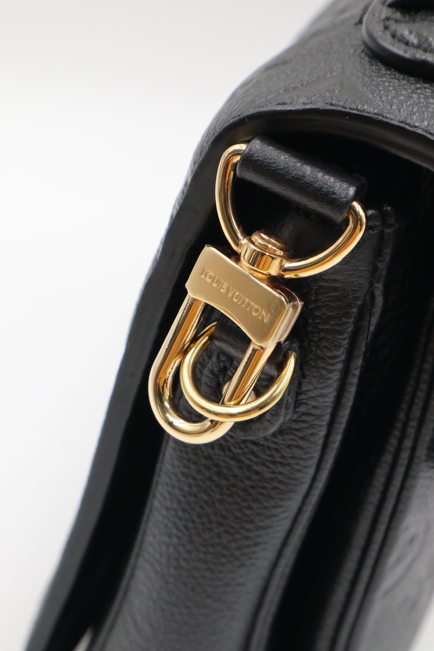 Louis Vuitton 牛皮壓紋金釦郵差包 黑色 / Rank SA 251106002