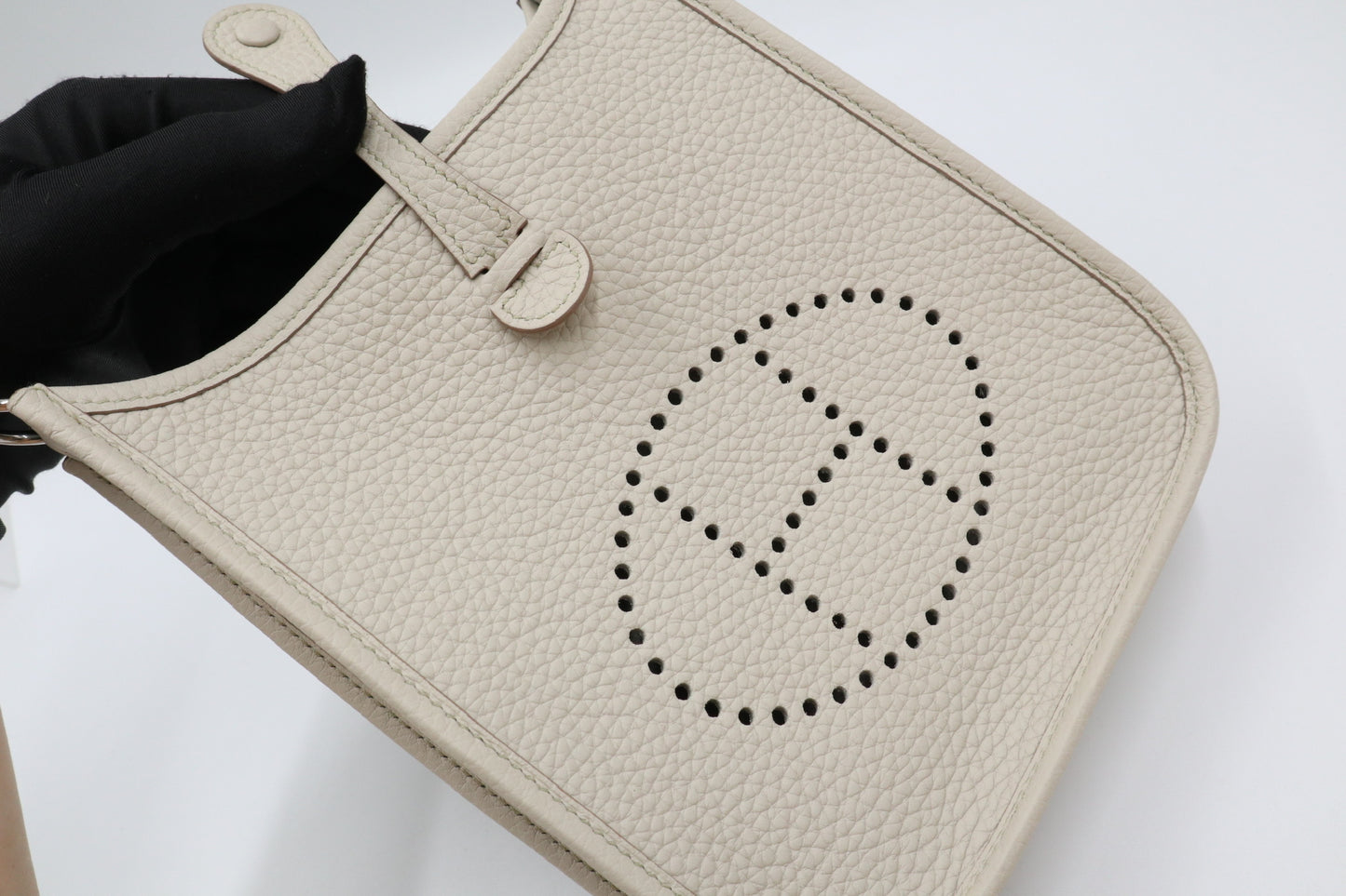 Hermes Mini Evelyne 奶昔白 / Rank SA 251116003