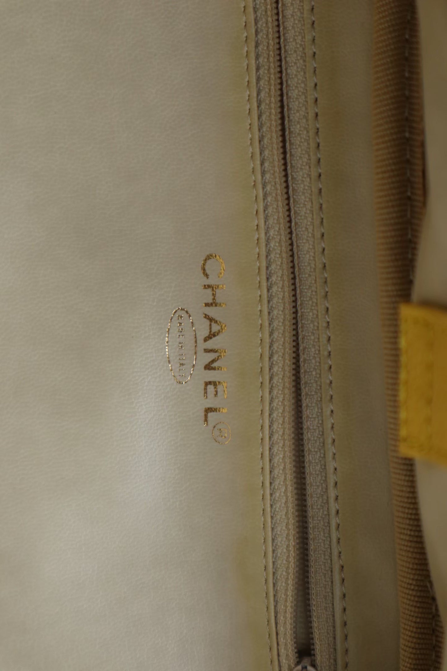 Chanel 黃色荔枝皮化妝包 / Rank A 25082901