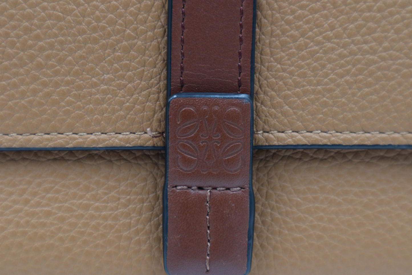 Loewe 焦糖色小牛皮三折短夾 / Rank SA 251126002