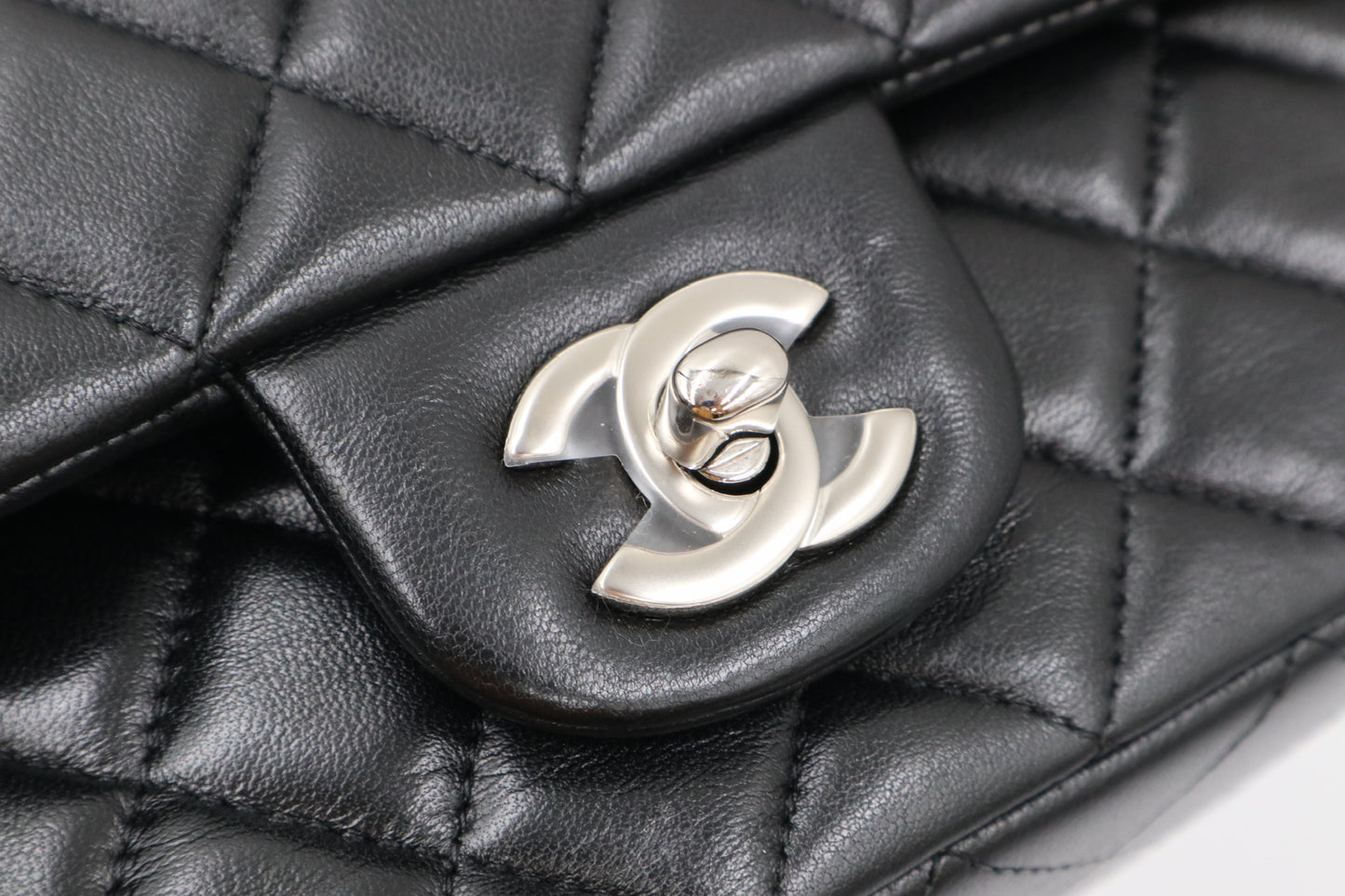 Chanel Mini CF 羊皮20cm 黑銀 / Rank SA 251113001