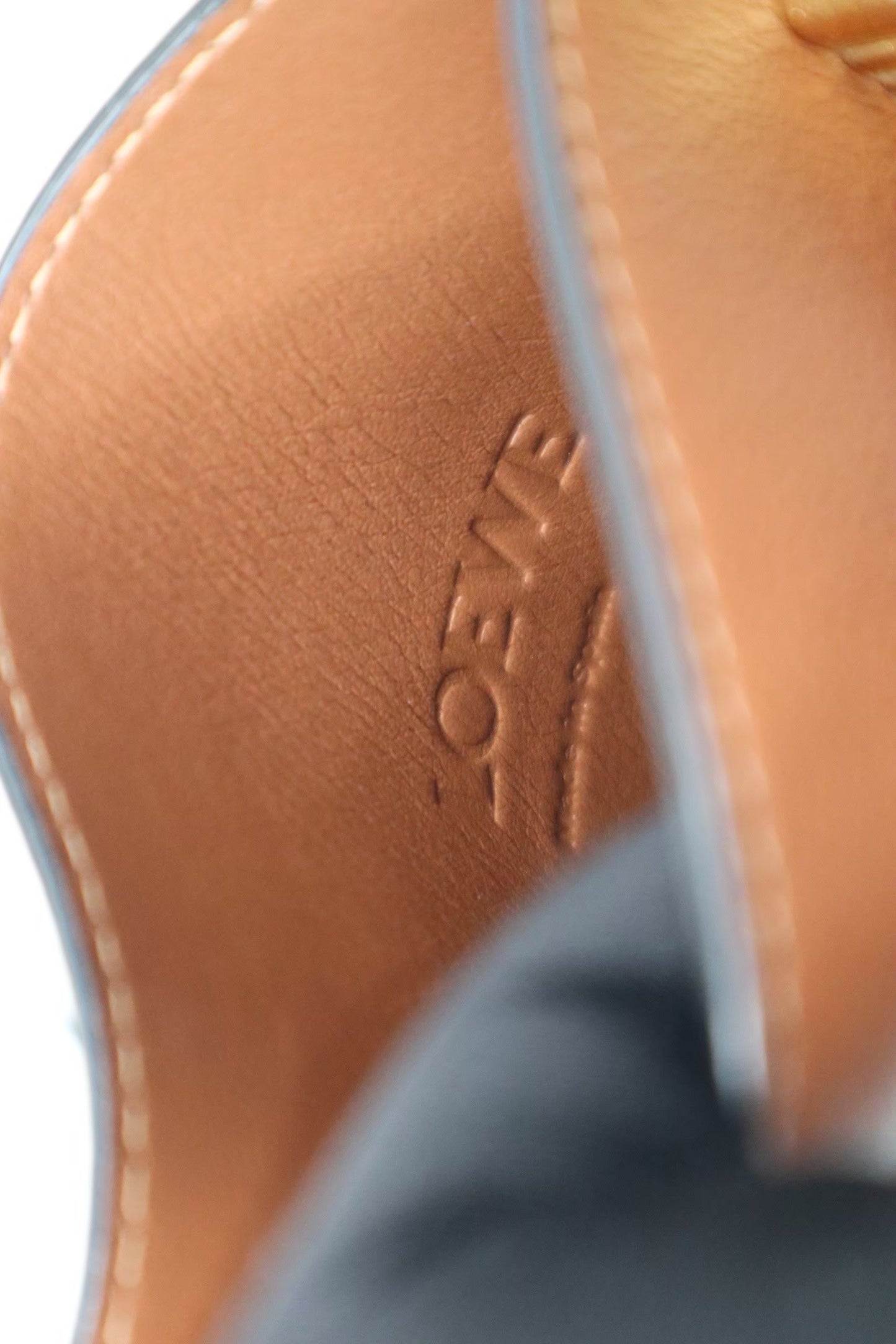 Loewe 手機包/ Rank A 25042403