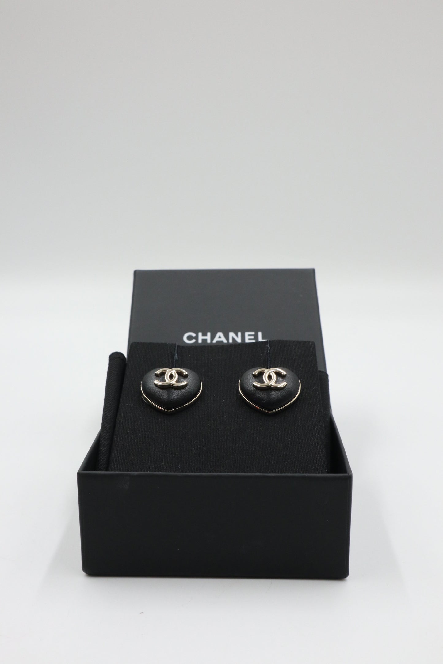 Chanel Earrings 黑金羊皮愛心耳環/ Rank SA 251027002