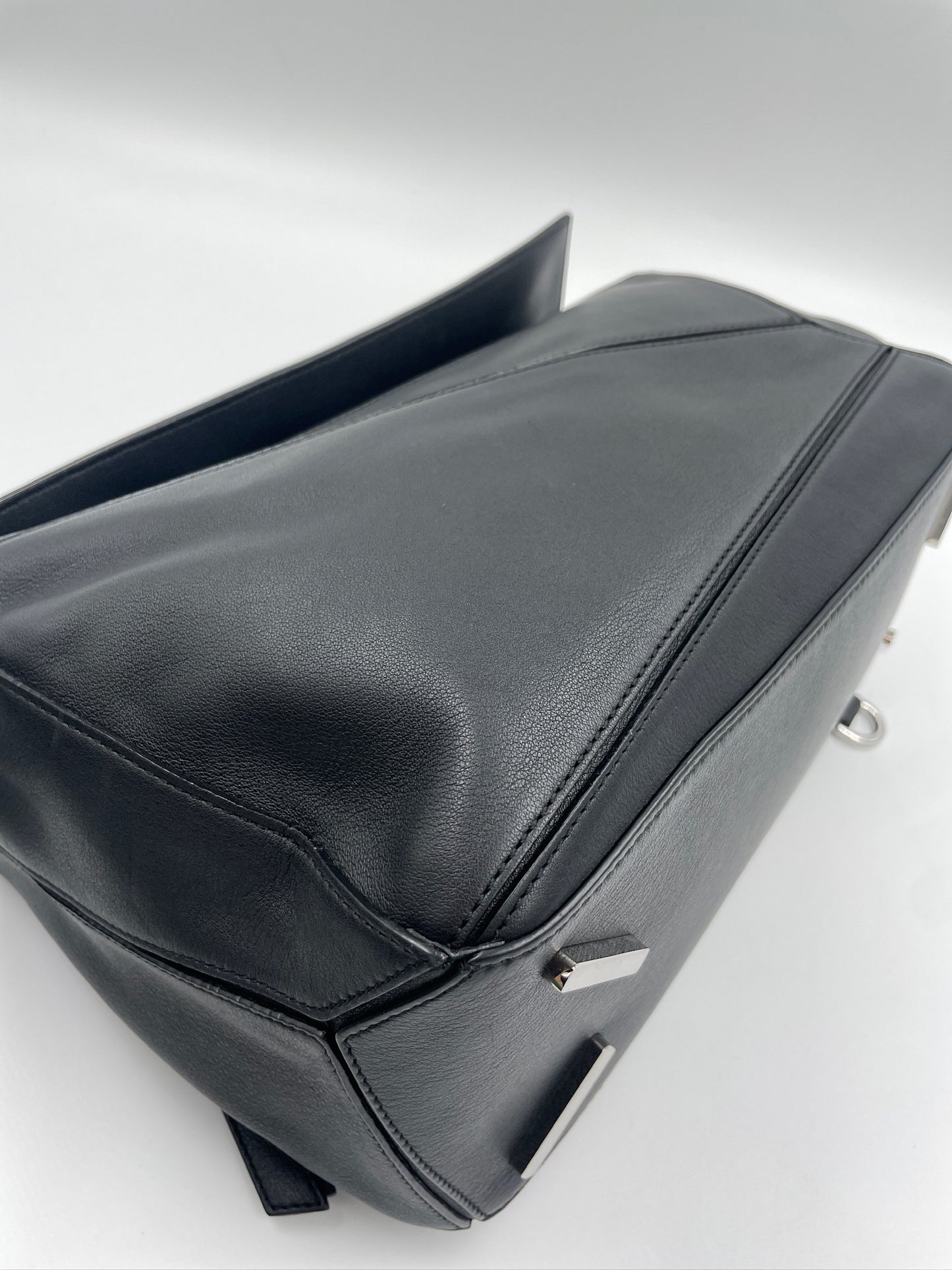 Loewe Puzzle Medium Black / Rank A