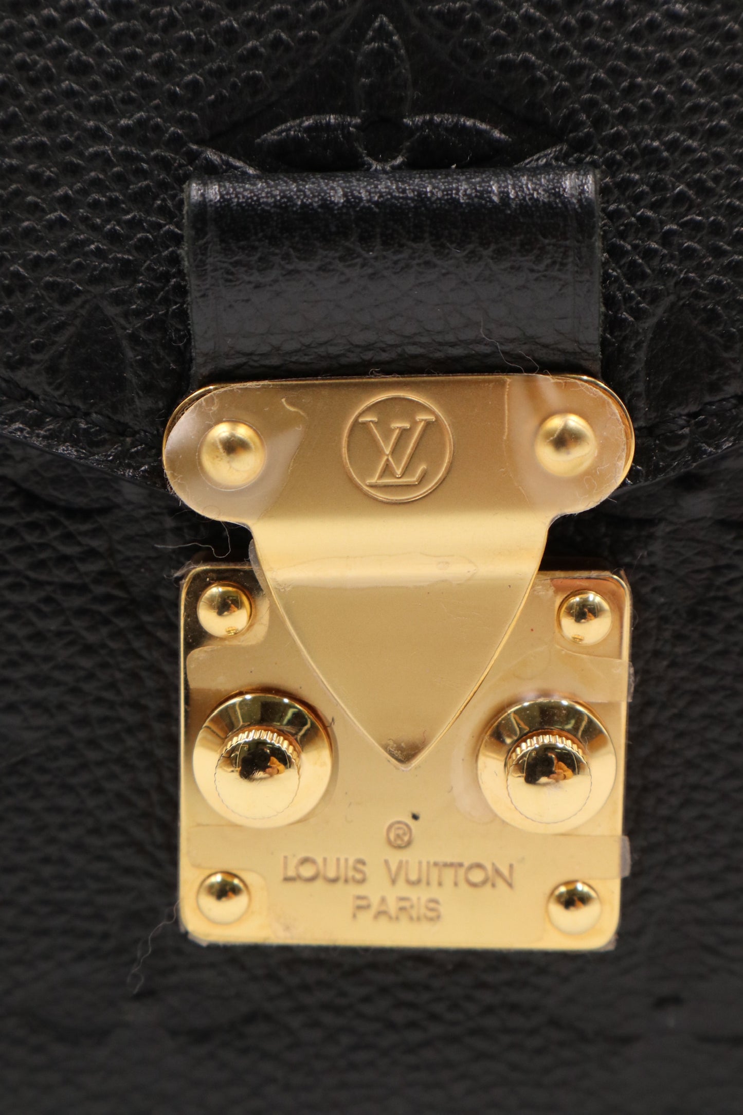 Louis Vuitton 牛皮壓紋金釦郵差包 黑色 / Rank SA 251106002