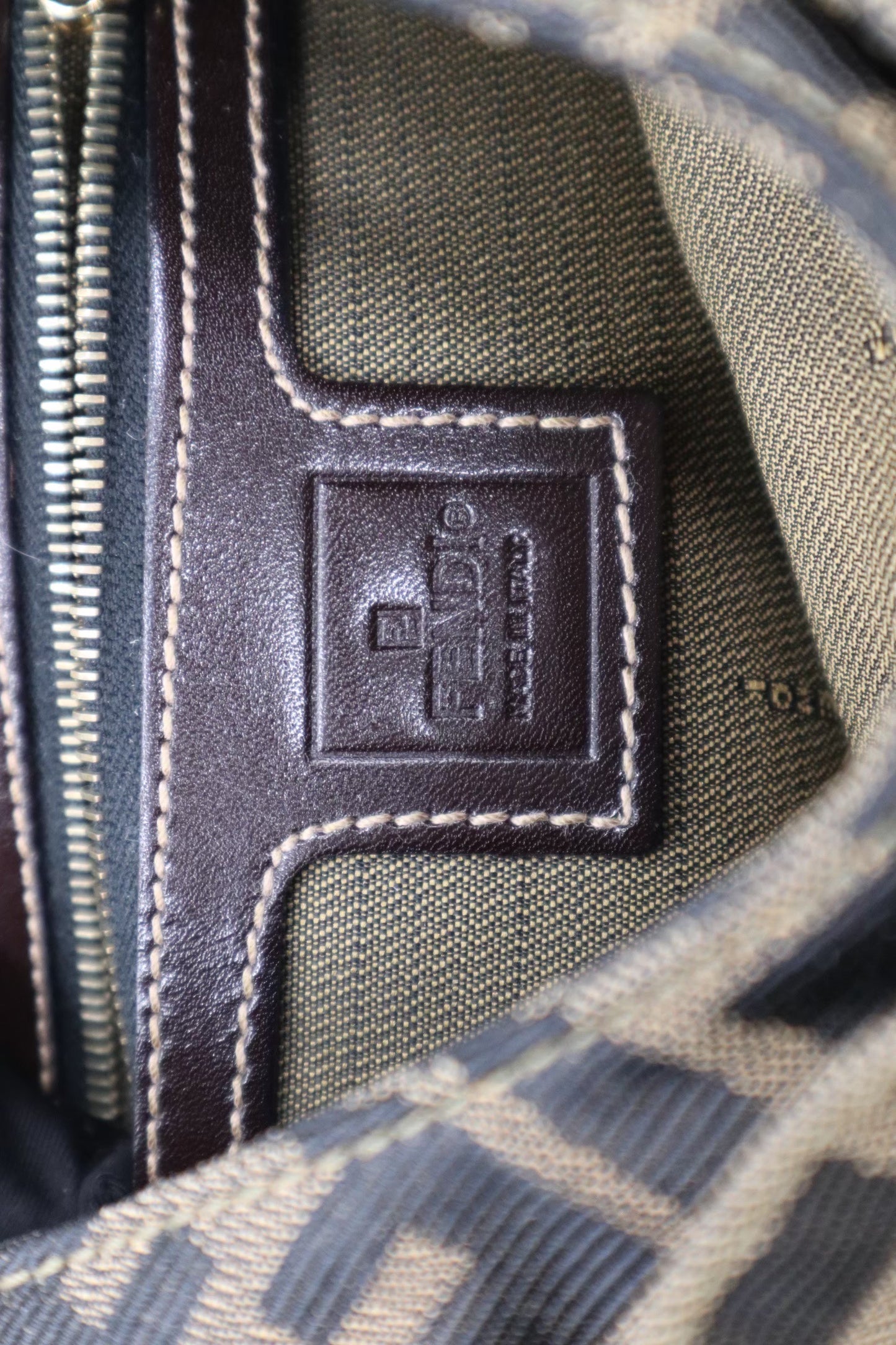 Fendi 牛角腋下包/Rank A S25102301