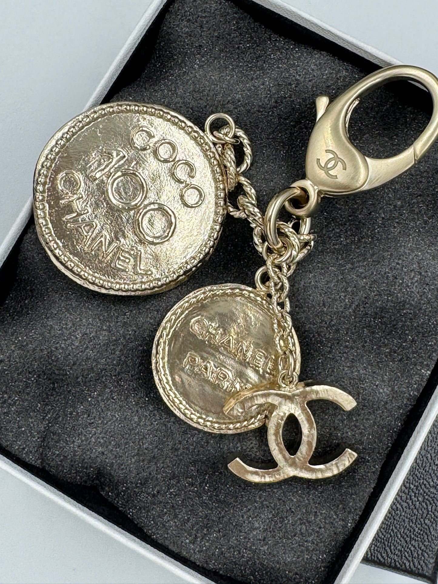 Chanel Pendant Gold / Rank N