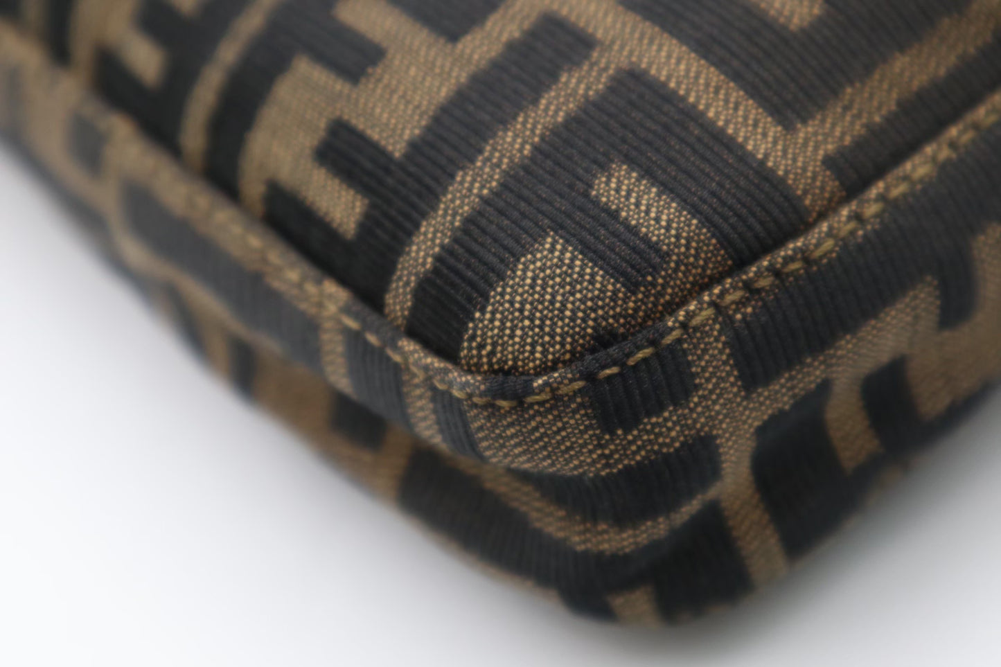 Fendi 牛角腋下包/Rank A S25102301