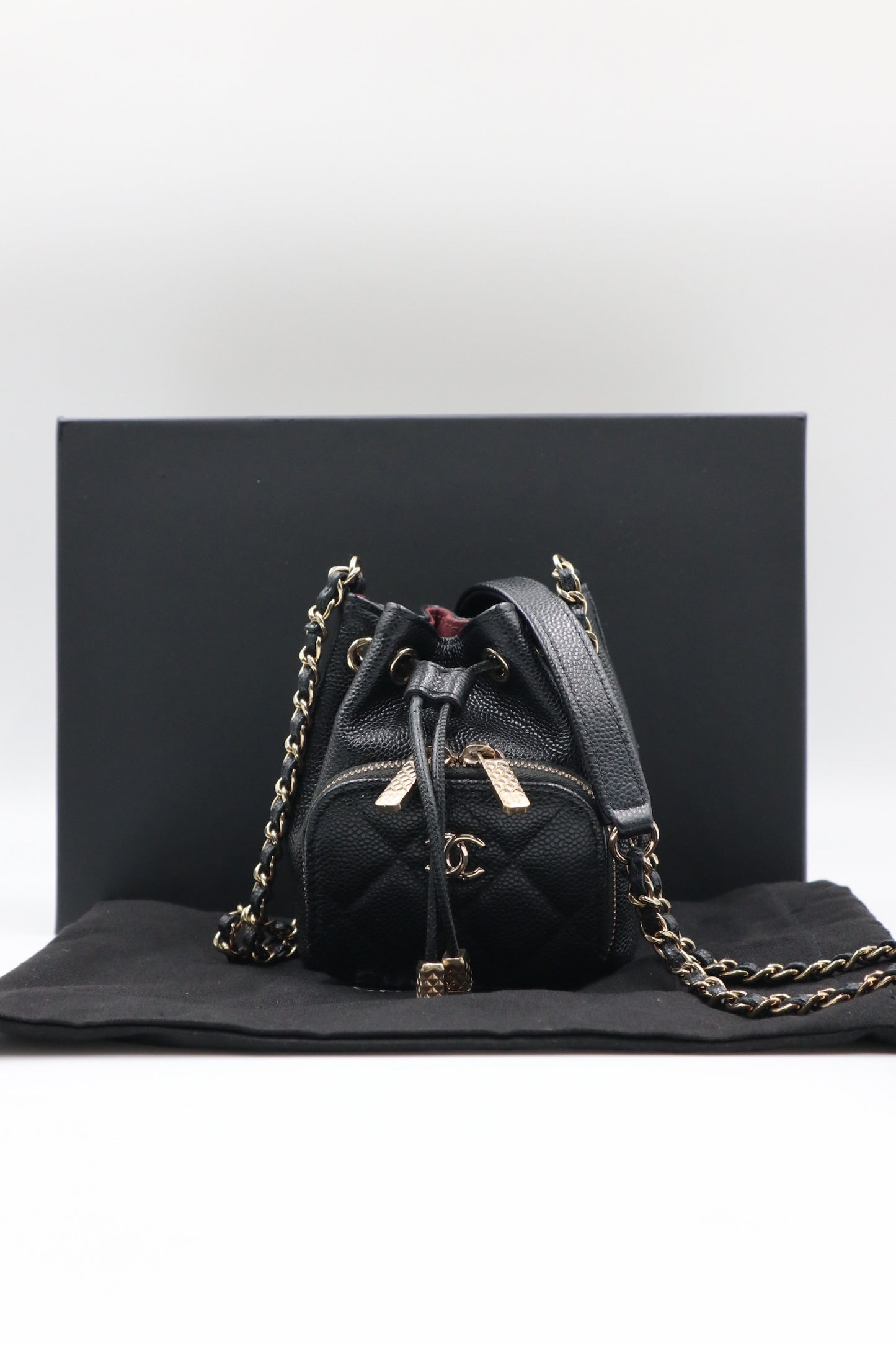 Chanel 黑金魚子醬淡金釦後背包 / Rank SA 251018001