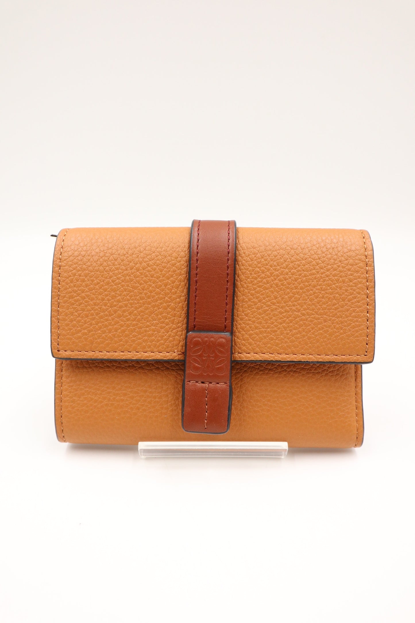 Loewe 焦糖色小牛皮三折短夾 / Rank SA 251126002