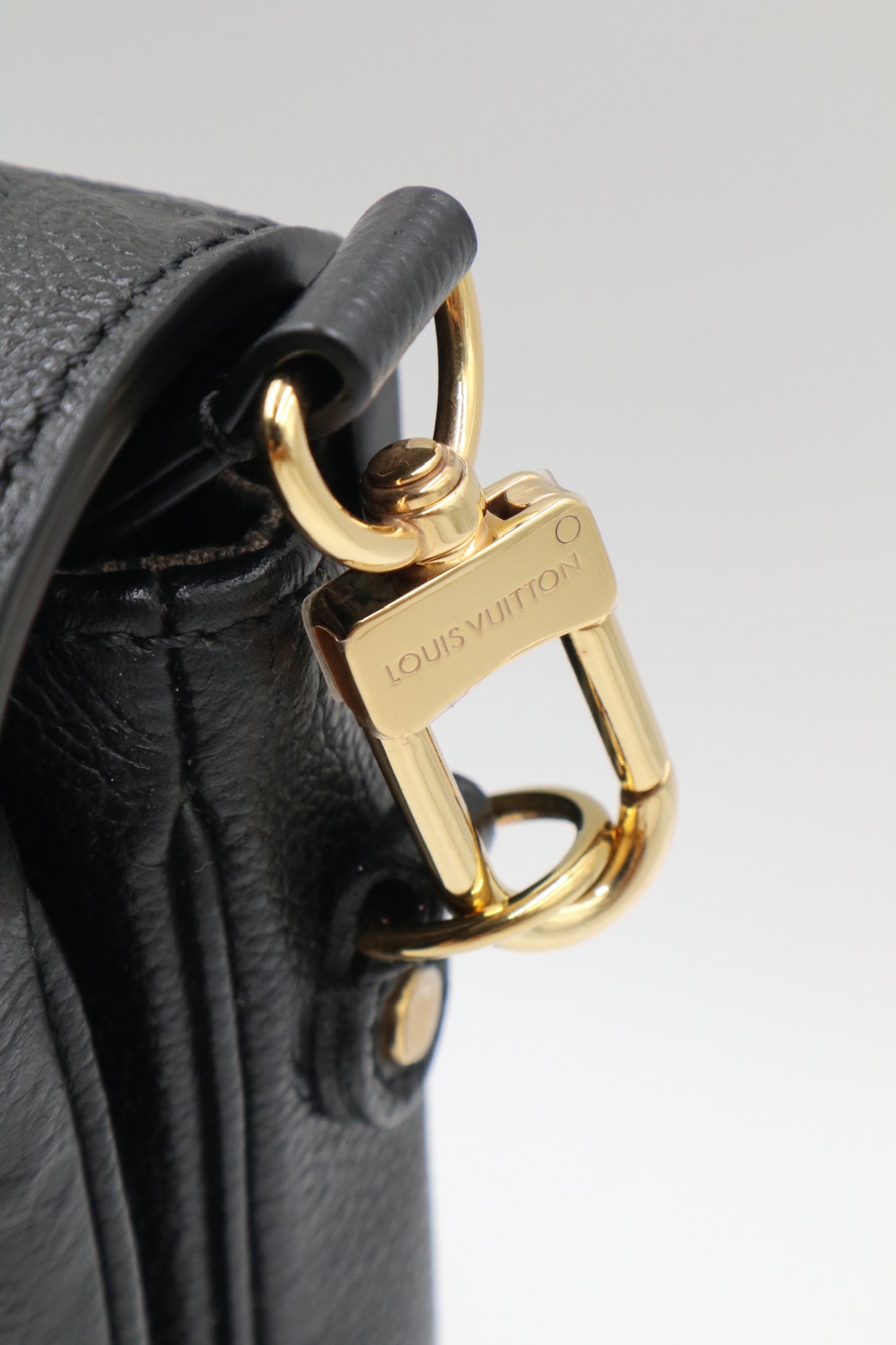 Louis Vuitton 牛皮壓紋金釦郵差包 黑色 / Rank SA 251106002