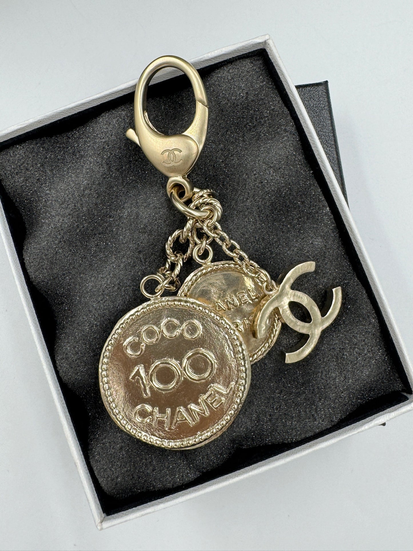 Chanel Pendant Gold / Rank N