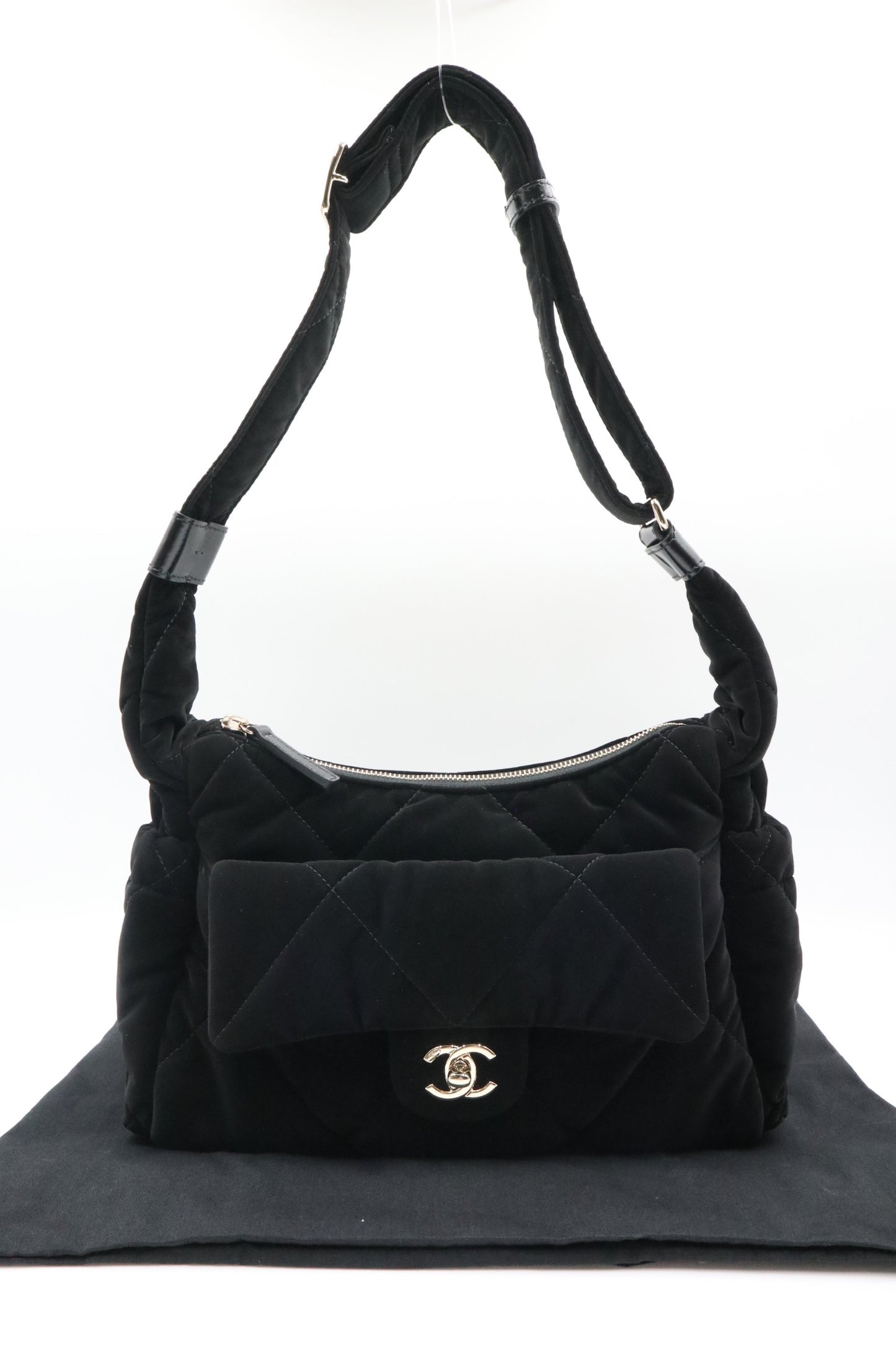 Chanel 黑金尼龍滑雪包 / Rank SA 251105001