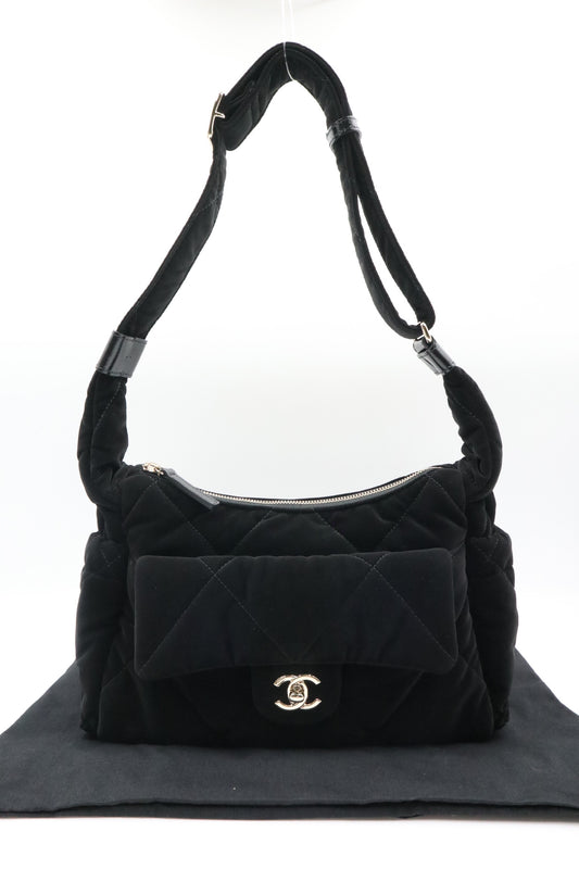 Chanel 黑金尼龍滑雪包 / Rank SA 251105001