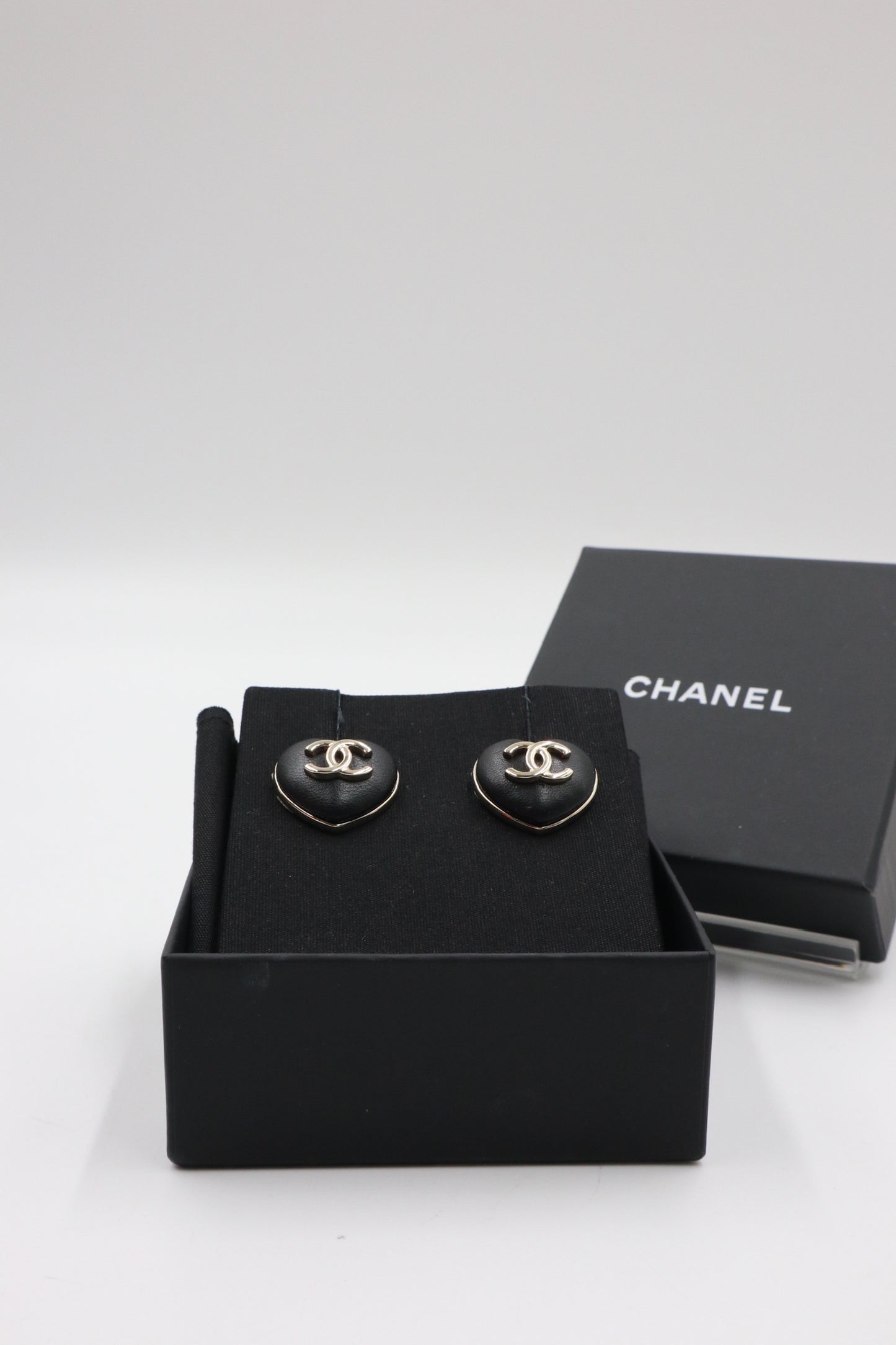 Chanel Earrings 黑金羊皮愛心耳環/ Rank SA 251027002