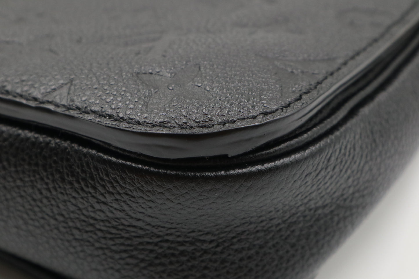 Louis Vuitton 牛皮壓紋金釦郵差包 黑色 / Rank SA 251106002