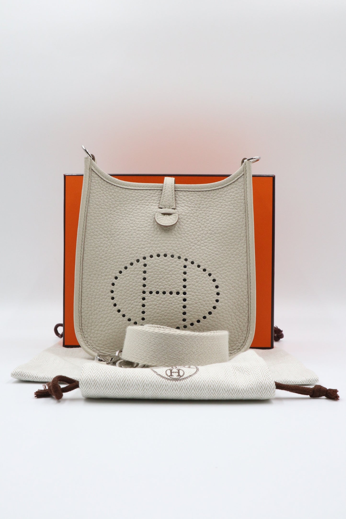 Hermes Mini Evelyne 奶昔白 / Rank SA 251116003