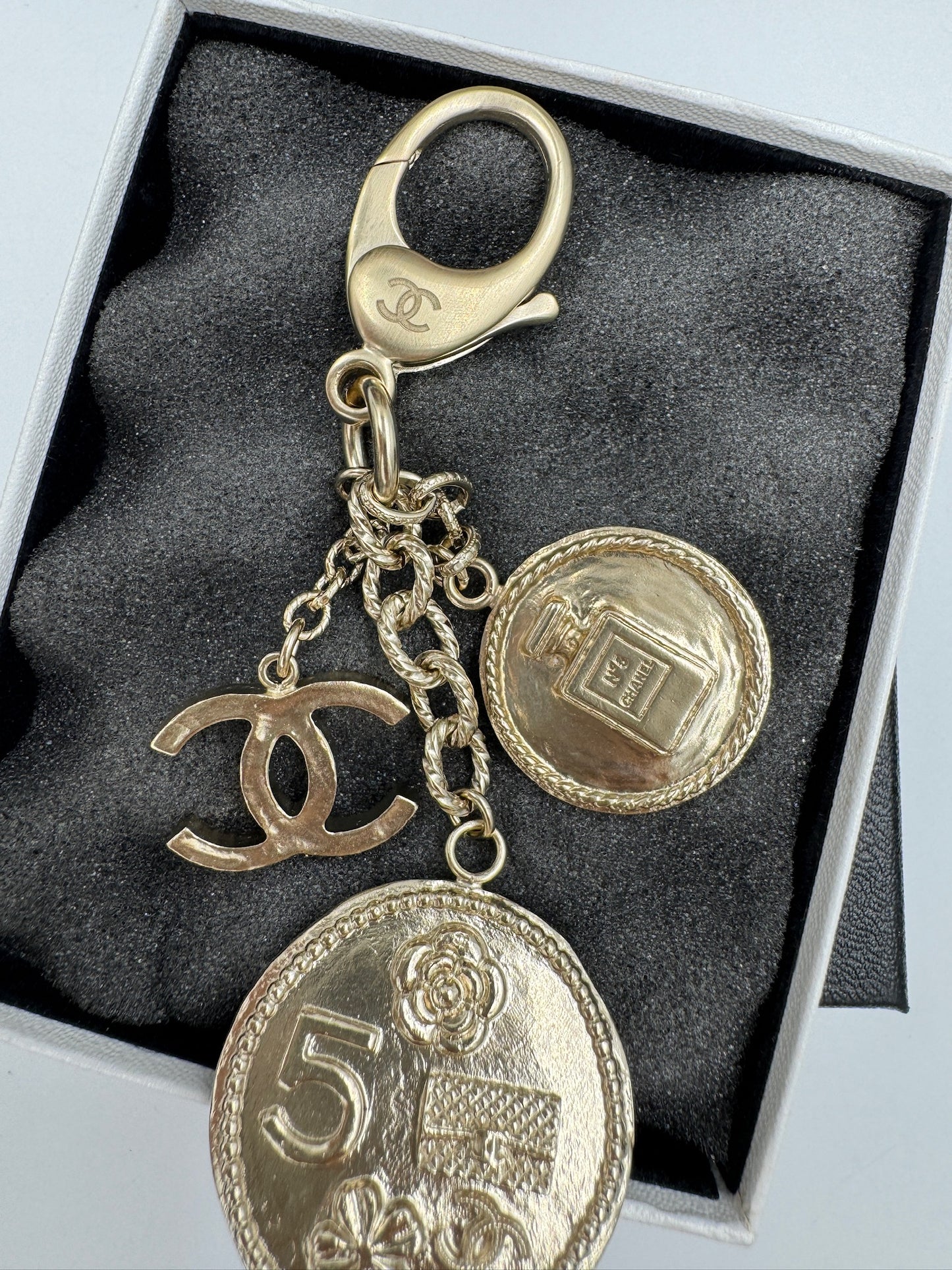 Chanel Pendant Gold / Rank N