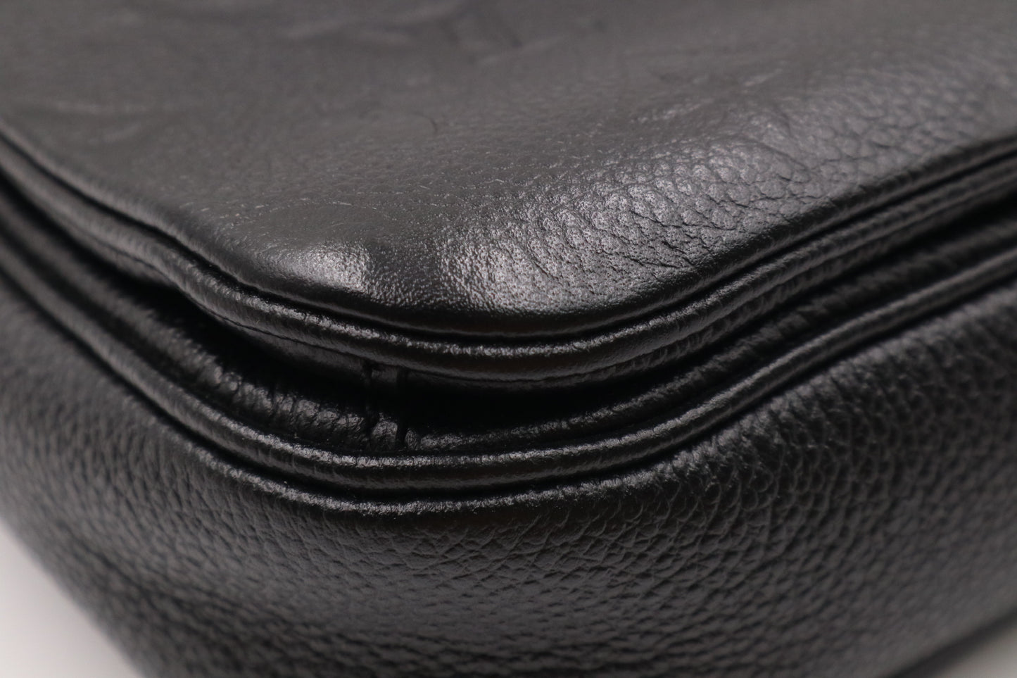 Louis Vuitton 牛皮壓紋金釦郵差包 黑色 / Rank SA 251106002